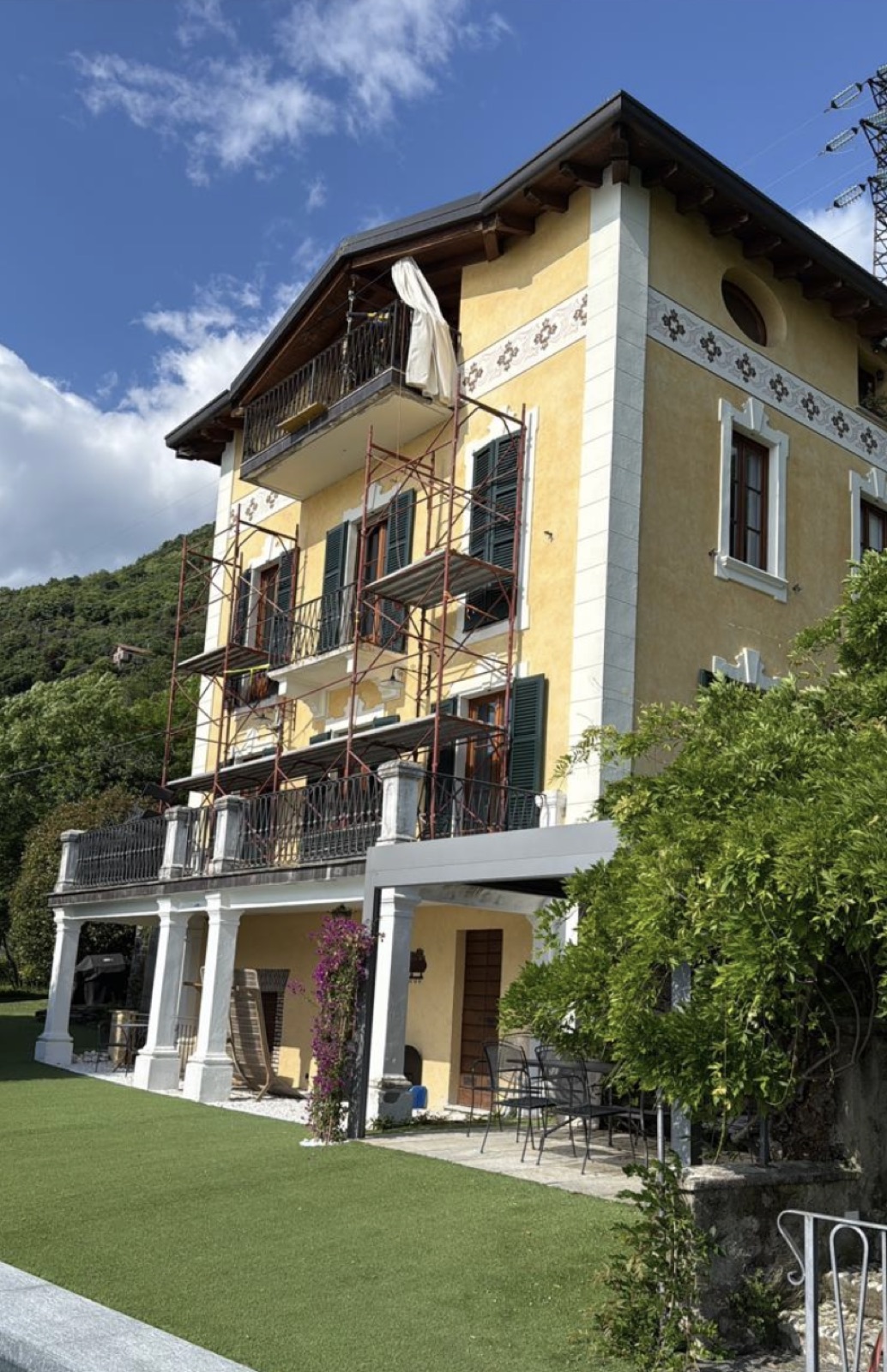 Villa con ponteggio durante i lavori